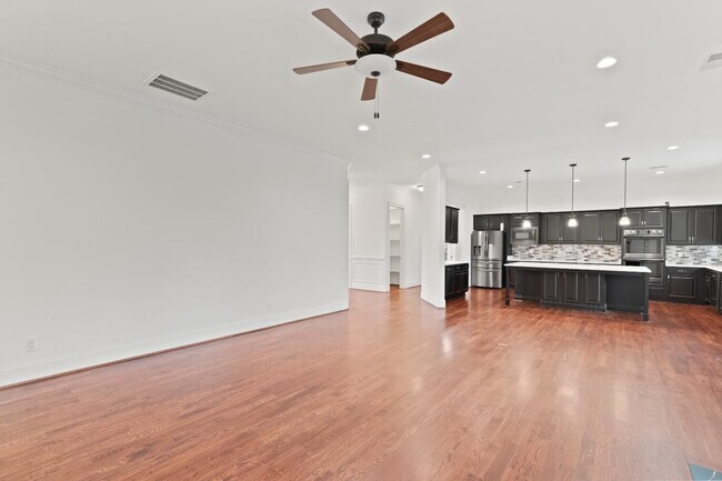 Building Photo - 213 Yellow Jasmine Dr