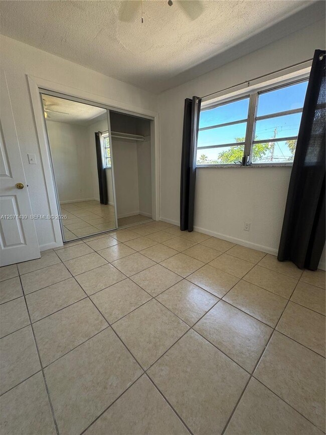 Building Photo - 4732 SW 33rd Ave