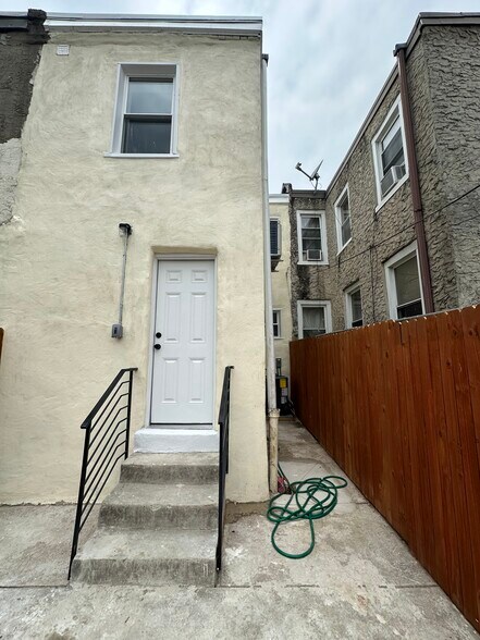 Building Photo - 2539 N Marshall St
