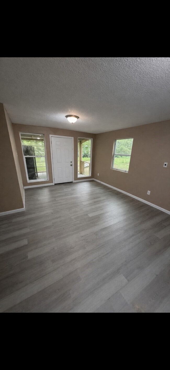 Building Photo - 14 Lakeview Dr