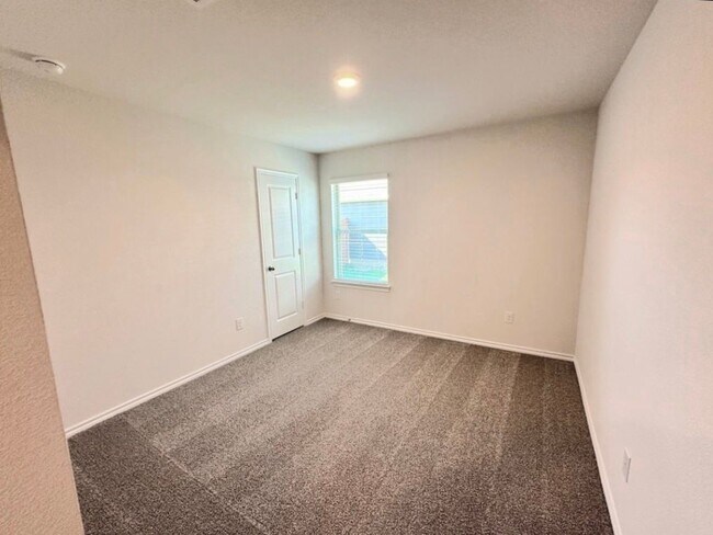 Building Photo - 2330 Hydrangea Dr