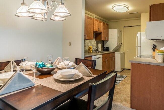Building Photo - Fully Furnished One Bedroom Apartment on t...