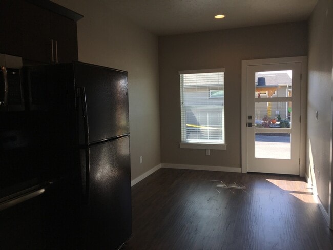 Building Photo - 1575 NE Rumgay Ln