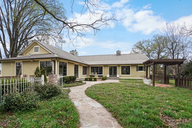 Building Photo - 251 Cheatham Springs Rd