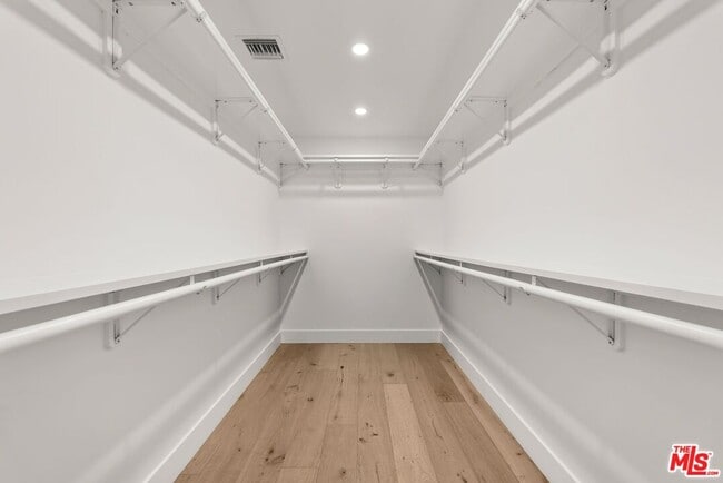 Building Photo - 913 N Beverly Glen Blvd