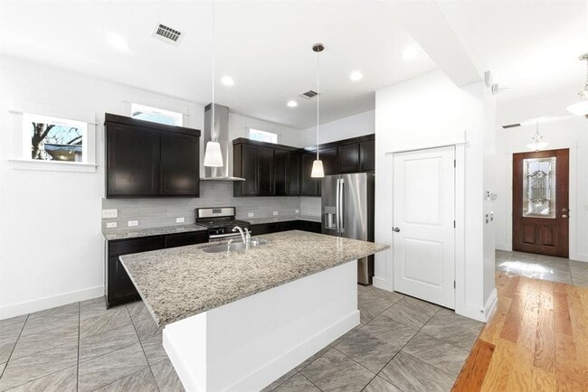 Building Photo - 1912 Haskell St