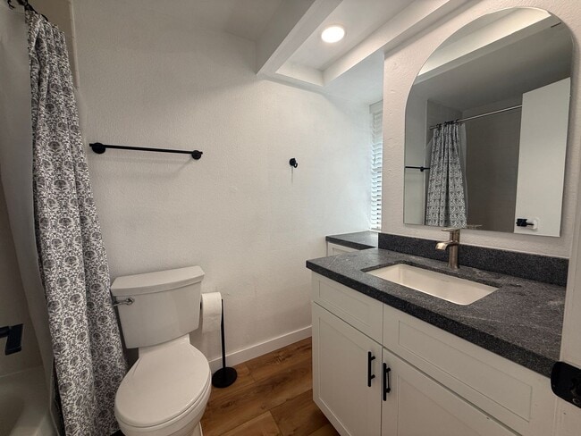 Building Photo - Beautiful 3 bedroom (2 bed + den/office) t...