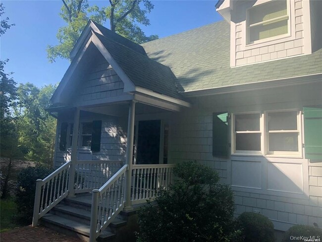 Building Photo - 442 River Rd