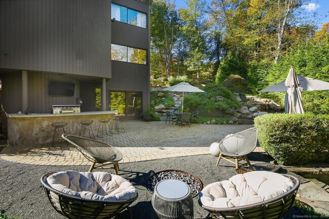 Building Photo - 210 Red Fox Rd