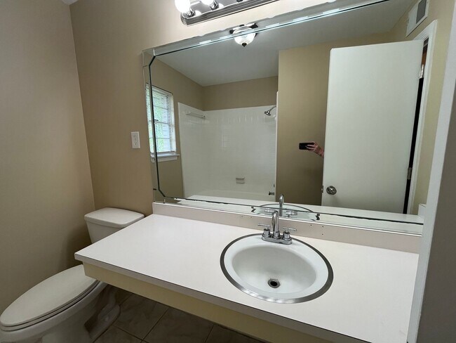 Building Photo - Recently Updated Three Bedroom House in Po...