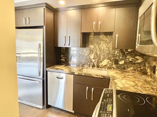 Building Photo - Iconic Gramercy Towers! 2 Story 2BR/2.5BA! 1,745SqFt!  VIEWS! Pool! Fitness! Pet! Parking!  Laund...