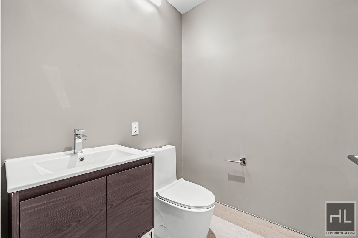 Building Photo - BRUCKNER BOULEVARD