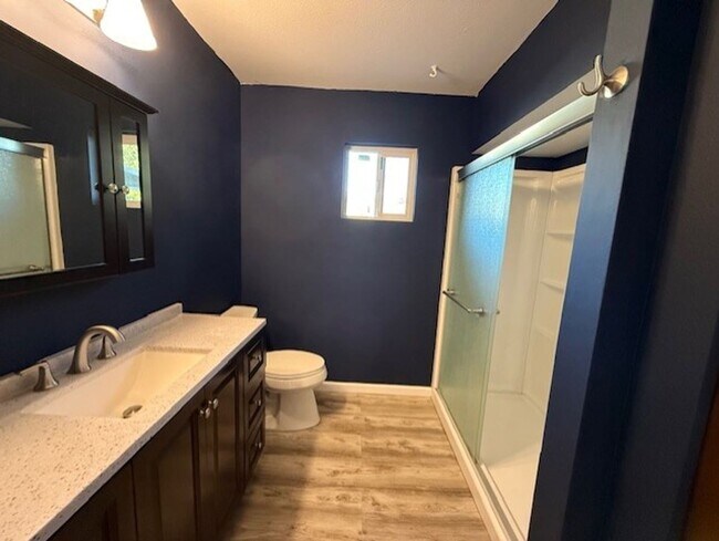 Building Photo - Wonderful Home 3 bed 1 bath with a Great Yard