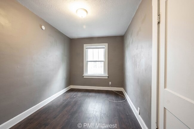 Building Photo - Charming 1 Bed Duplex with Full Bath in Indianapolis!