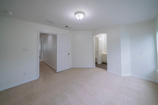 Building Photo - 1415 Sue Barnett Dr
