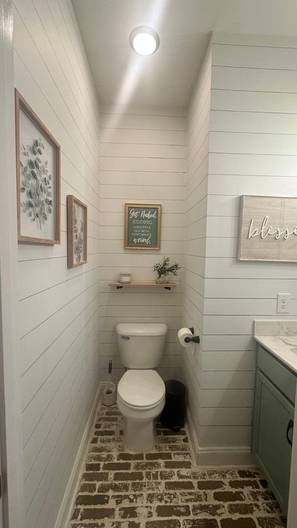Building Photo - Pet Friendly Three Bedroom with Bonus!