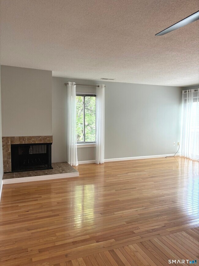 Building Photo - 19 Greenbriar Dr