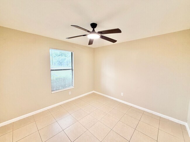 Building Photo - 2281 Sunshine Blvd