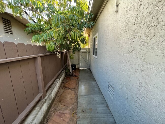 Building Photo - **$500 OFF 1ST MO RENT** 1BD/1BA with priv...