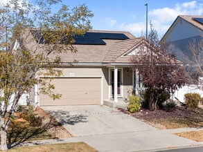 Building Photo - Light and bright 4-bedroom 3 bath beauty i...