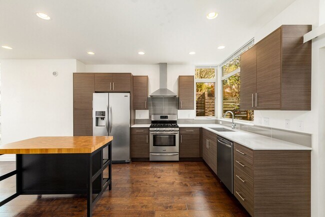 Building Photo - Move In Special! -  Corner 3 Bedroom Townh...