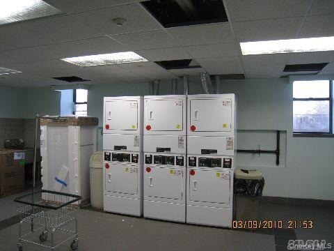 Building Photo - 25 W Broadway