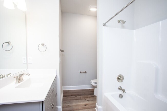 Building Photo - 2BR/2BA - Beautiful condo on River Road - ...