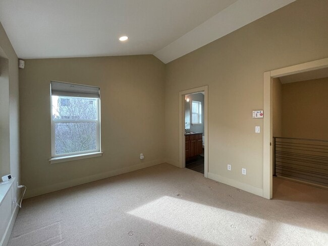 Building Photo - Modern Green Lake Townhome on Quiet Street!