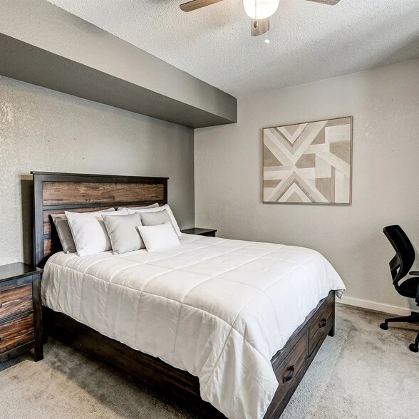Building Photo - 504 S Laredo Cir