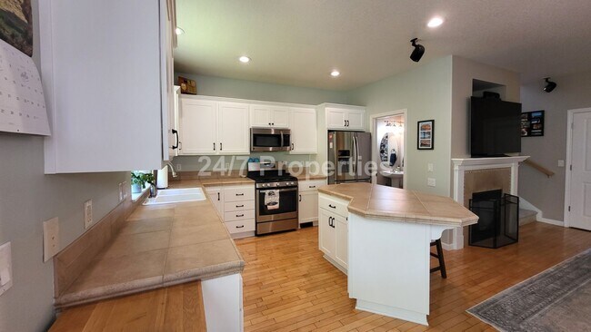 Building Photo - 3250 Wild Rose Loop
