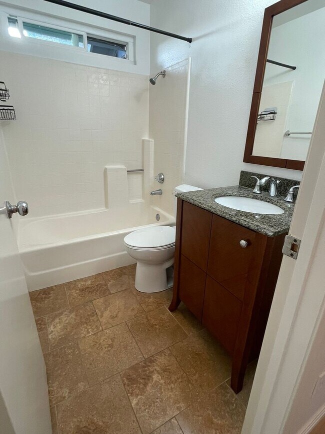 Building Photo - 2 bed 2 bath single family residence. AVAILABLE 5/16