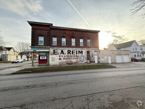 Building Photo - 105 W Dewald St