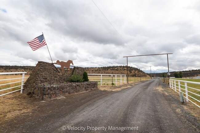 Building Photo - Charming Country Home!
