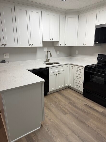 Building Photo - 3121 Patrick Henry Dr