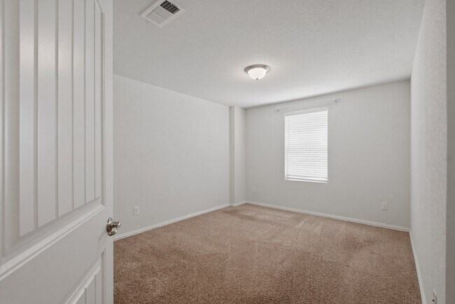 Building Photo - 6910 Kate Reed Dr