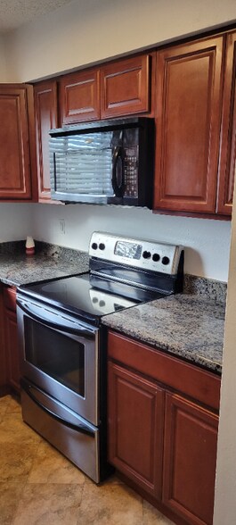 Building Photo - 13300 Walsingham Rd