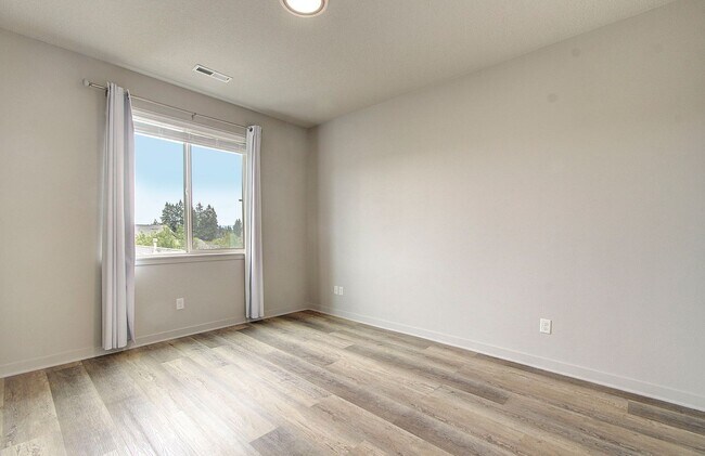Building Photo - 3bd 2.5ba Daylight Ranch Home on Corner Lot