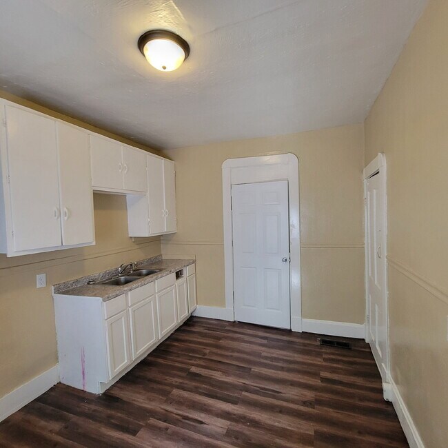 Building Photo - Near NW-Riverside 4BR/2BA House for RENT!