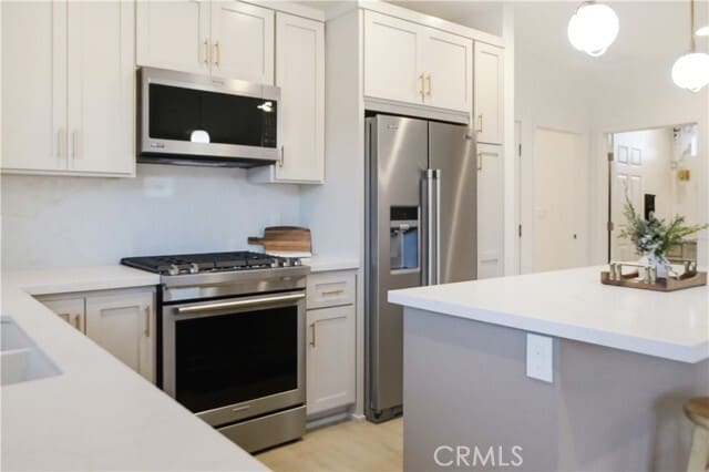 Building Photo - 215 E 2nd St