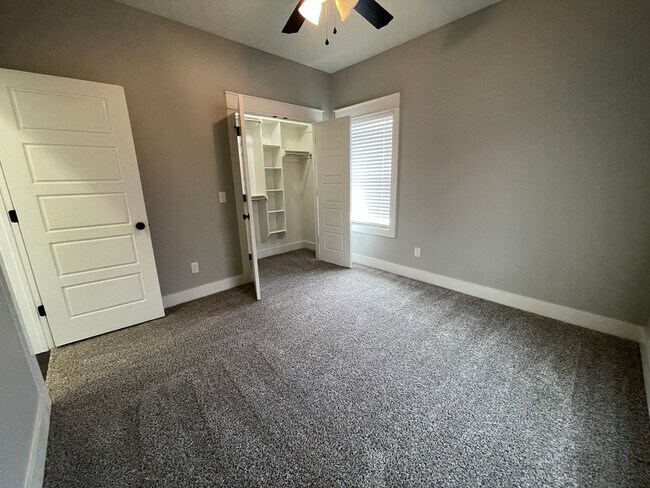 Building Photo - 202 Crestwood Ln