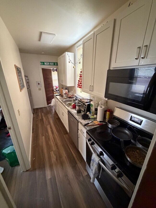 Building Photo - 645