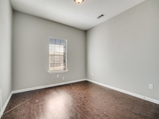 Building Photo - Jewel St- Duplex