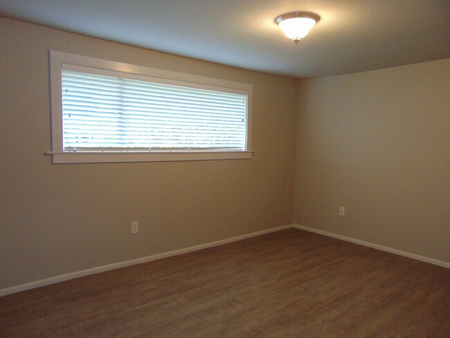 Building Photo - 3 Bedroom/1.75 Bath Bellevue Remodeled Ram...