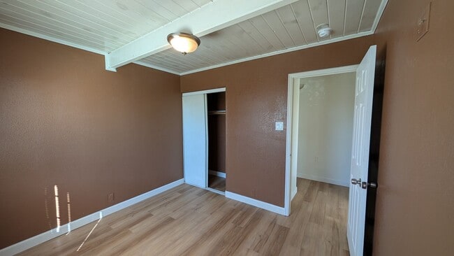 Building Photo - 4 Bed, 1.5 bath Home, freshly painted and ...