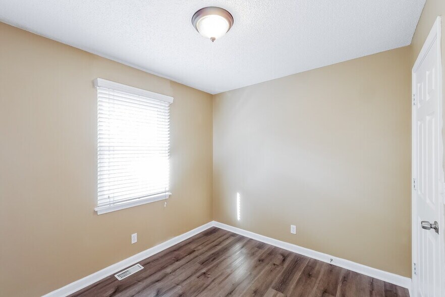 Building Photo - 902 Ridge Dr