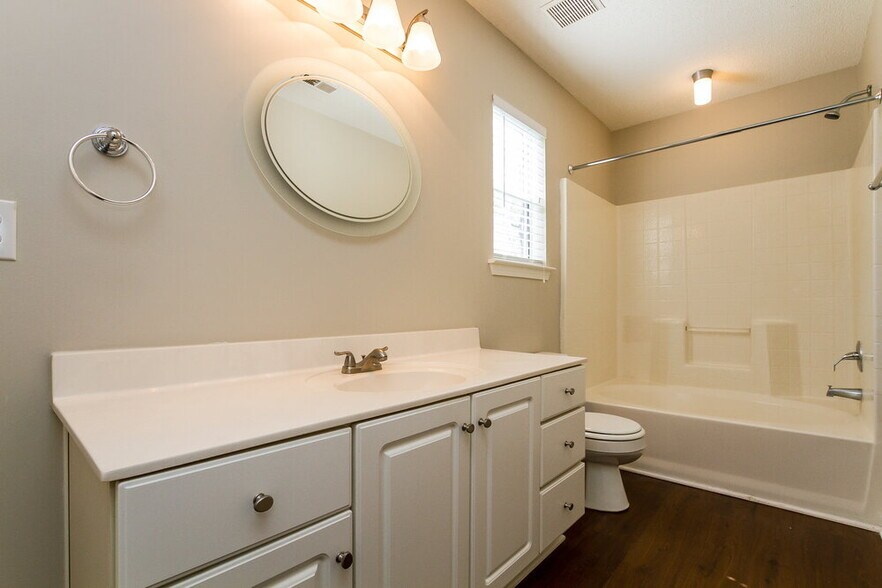 Building Photo - 10115 Northwoods Forest Dr