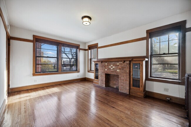 Building Photo - 3952 W Waveland Ave