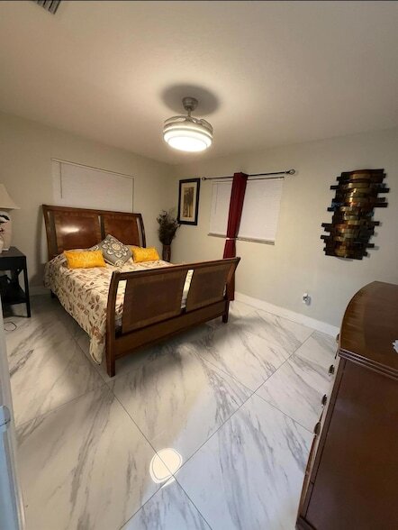 Building Photo - 1082 SW Bellevue Ave