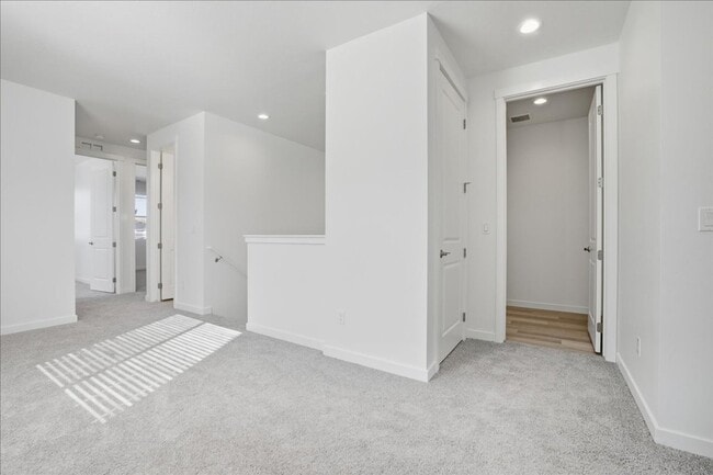 Building Photo - BRAND NEW LARGE 3 Bed 2.5 Bath Townhouse