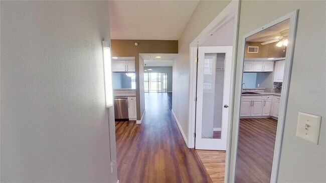 Building Photo - 6495 Shoreline Dr